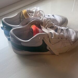 9.5 Women’s Nikes